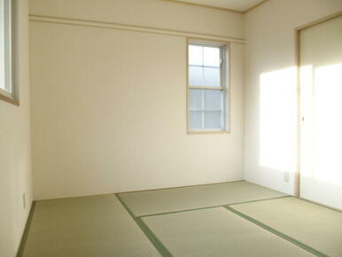 和室６畳　２面採光で明るい室内