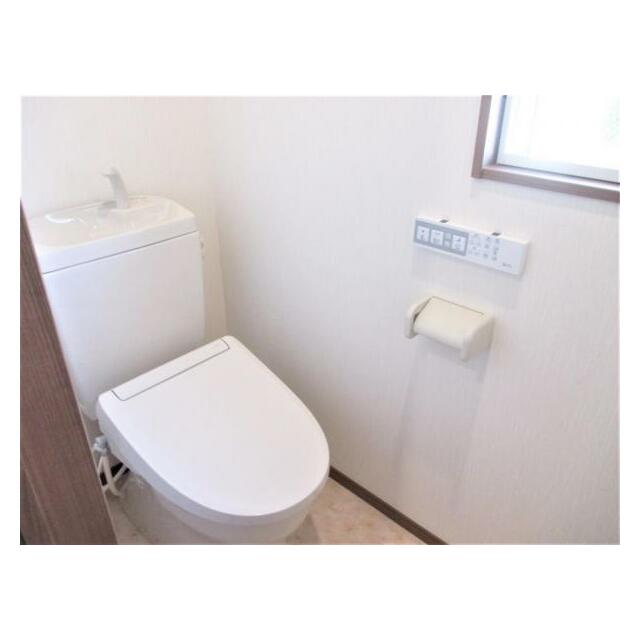 清潔感のあるホワイトを基調としたトイレです。