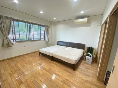 ２階にはこの寝室の他に２部屋あります