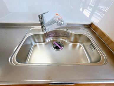 「キッチン」新品交換済みのシステムキッチンのシンクの写真です。