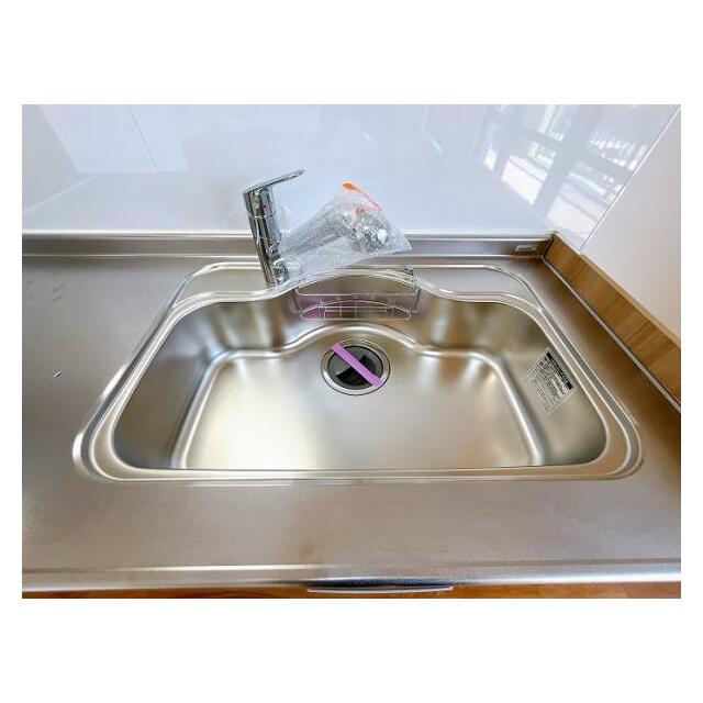 「キッチン」新品交換済みのシステムキッチンのシンクの写真です。