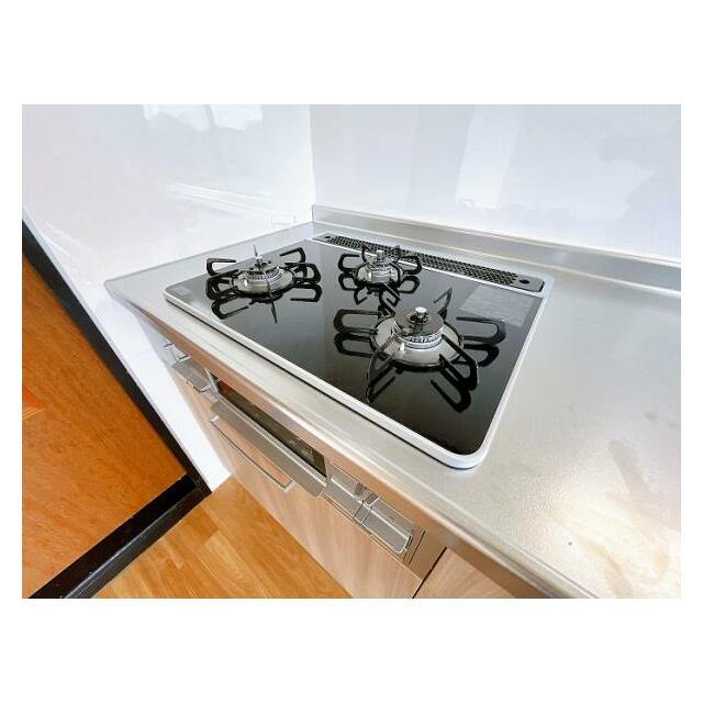 「キッチン」新品交換済みのシステムキッチンの3口あるコンロの写真です。