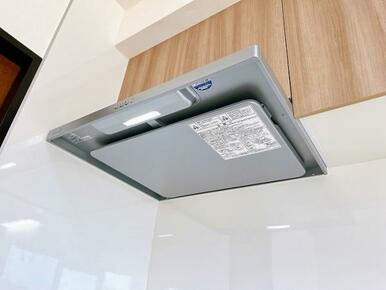 「キッチン」新品交換済みのシステムキッチンのレンジフードの写真です。
