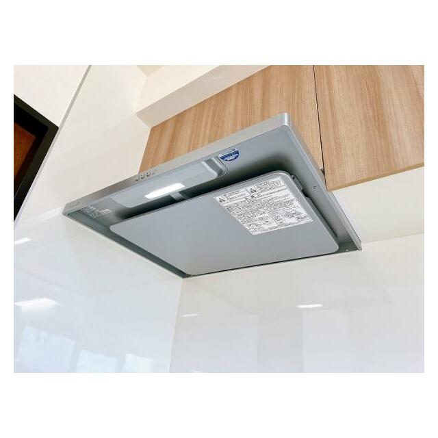 「キッチン」新品交換済みのシステムキッチンのレンジフードの写真です。