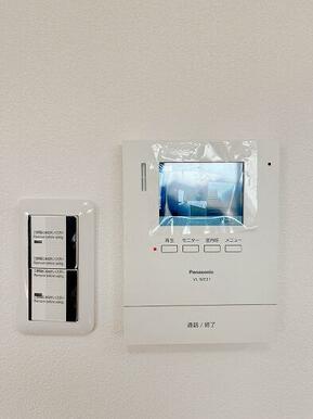 「設備」新品交換済みのPanasonic製のモニター付きインターホンの写真です。