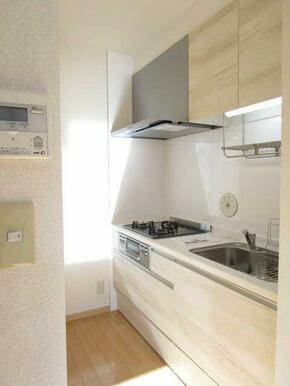 キッチンは新品に入替えました。３口のシステムキッチン付きです。