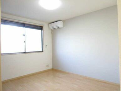 洋室の片側の壁はアクセントクロスでおしゃれな空間を演出してます。