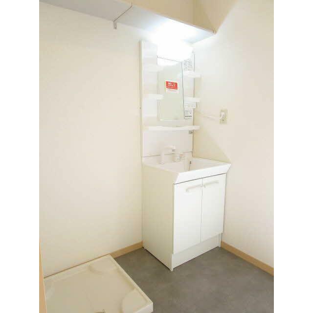 洗面も新品です。忙しい朝にうれしいシャワー付き洗面です。