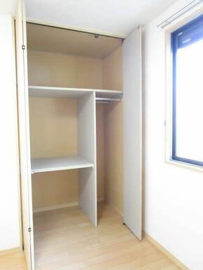 洋室にはクローゼット完備です。