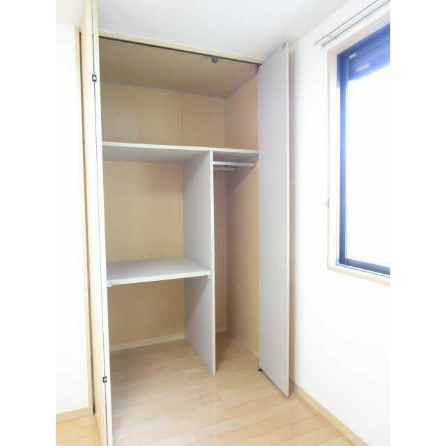 洋室にはクローゼット完備です。