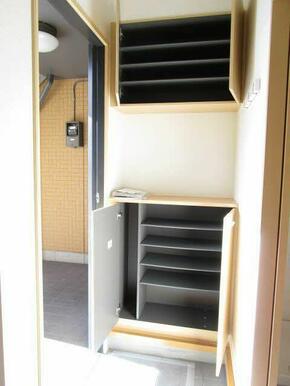 玄関は上下にシューズボックスがあります。