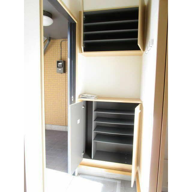 玄関は上下にシューズボックスがあります。