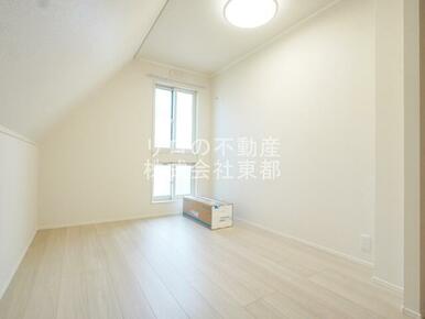 落ち着いた雰囲気で寝室向きのお部屋です♪