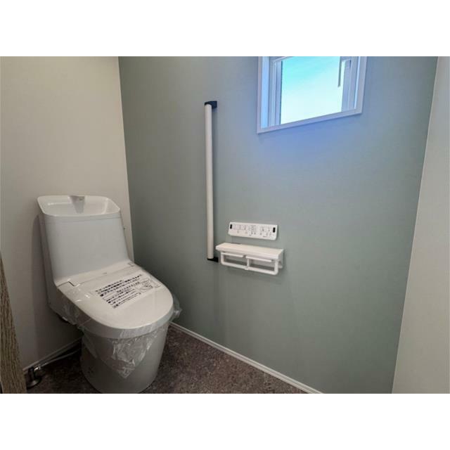 ２階のトイレです。各階にトイレがあるので混み合う時間帯もストレスがありません。温水洗浄便座付きです。