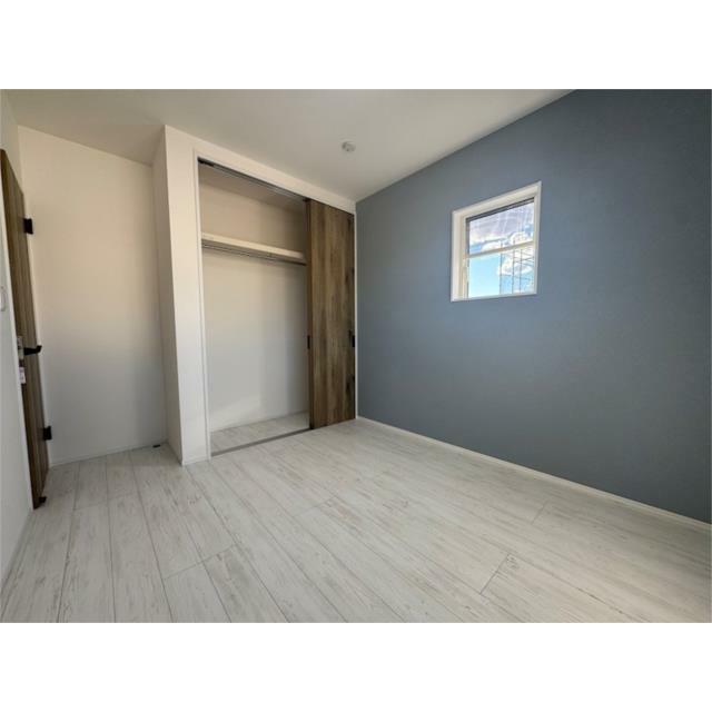 ５．３帖の洋室です。同じ帖数のお部屋が２室あるので子供部屋としても♪全居室二面採光を確保しています。