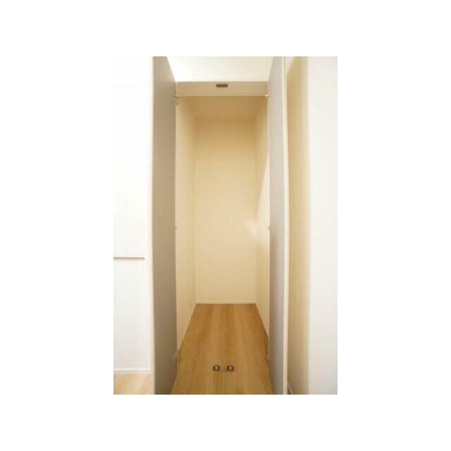 リビング収納。掃除用具の収納や、買ってきたストック用品の保管などに便利です♪※類似物件の参考画像です