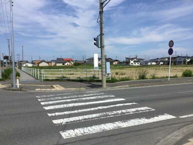 西側（横断歩道あたり）から撮影