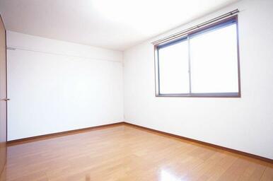 ８．４帖の洋室。陽射しの差し込む明るいお部屋です。こちらのお部屋にも備え付けのＬＥＤシーリング照明…