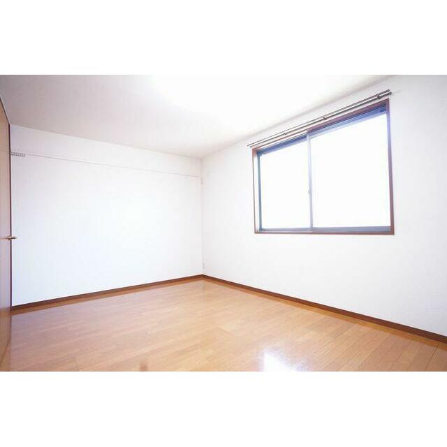 ８．４帖の洋室。陽射しの差し込む明るいお部屋です。こちらのお部屋にも備え付けのＬＥＤシーリング照明…