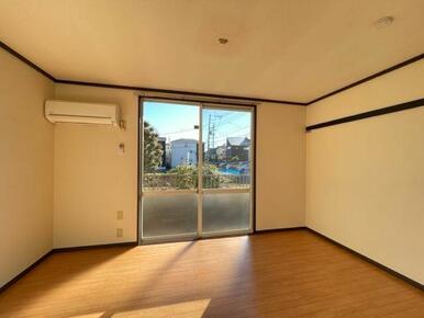 前面がバルコニーよりも広い専用庭スペースとなっております。遮蔽物もなく開放的な雰囲気です。エアコン…