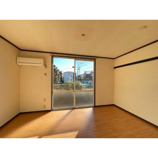 前面がバルコニーよりも広い専用庭スペースとなっております。遮蔽物もなく開放的な雰囲気です。エアコン…