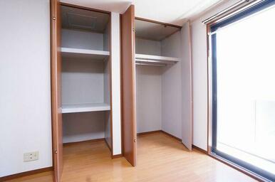 ８．７帖の洋室収納。天井高で間口が広く、用途に合わせた間仕切りになっているのでたっぷり収納出来ちゃ…