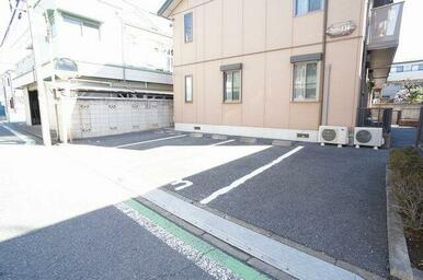 敷地内駐車場もご用意しております。※賃料に駐車場代が含まれておりますので、１台無料でご利用頂けます！