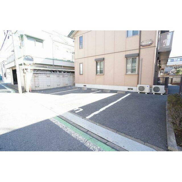 敷地内駐車場もご用意しております。※賃料に駐車場代が含まれておりますので、１台無料でご利用頂けます！