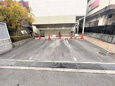 駐車場は別料金となります。