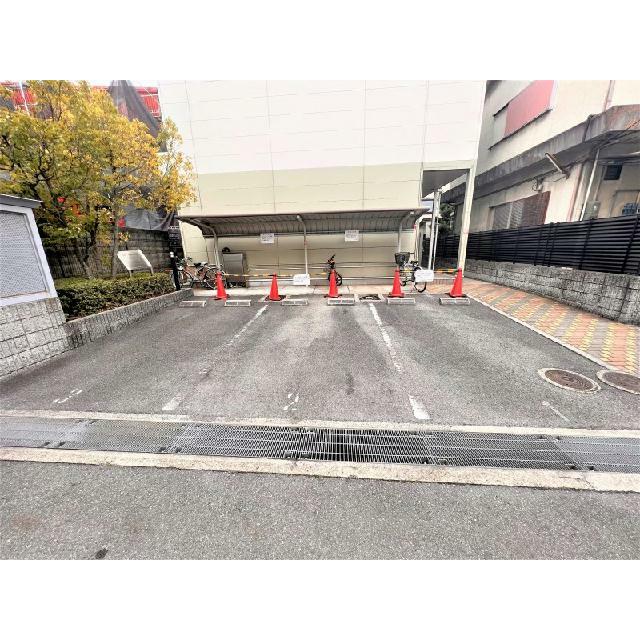 駐車場は別料金となります。