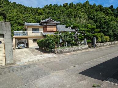 建物全体です。倉庫は自動車の裏側にあります。