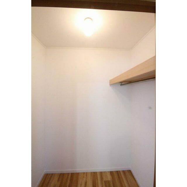 便利なウォークインクローゼットがあります