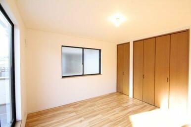 8帖の洋室で収納が大きいです