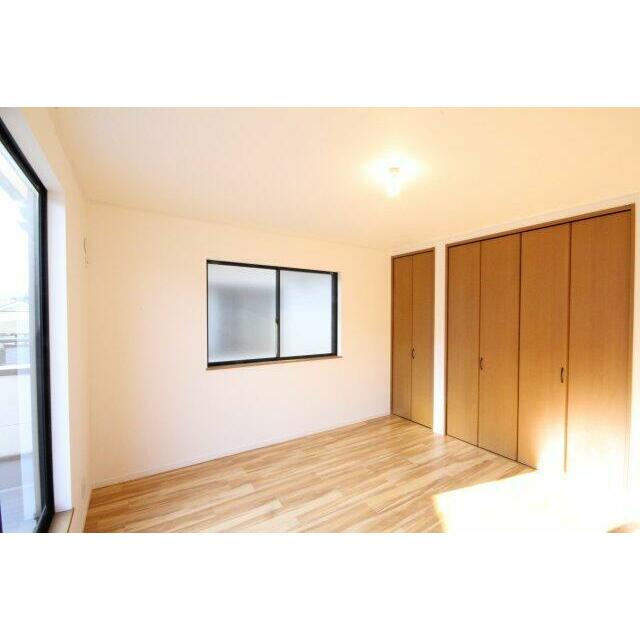 8帖の洋室で収納が大きいです