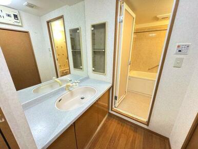 大き目の鏡や広めの洗面化粧台で朝の準備もラクラク♪