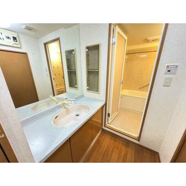 大き目の鏡や広めの洗面化粧台で朝の準備もラクラク♪