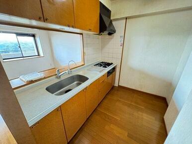 3口ガスコンロ付♪吊戸があるので収納も安心♪