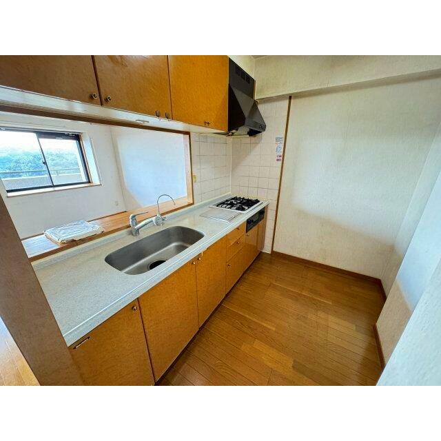 3口ガスコンロ付♪吊戸があるので収納も安心♪