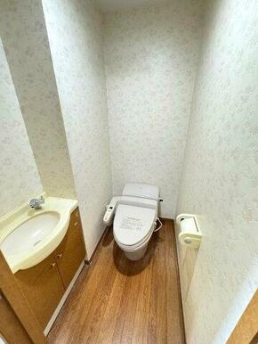 タンクレス便座。手洗い器下には収納も確保♪