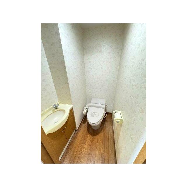 タンクレス便座。手洗い器下には収納も確保♪