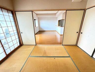 リビング横には6帖の和室あり。来客時の宿泊室としてもご使用いただけます。