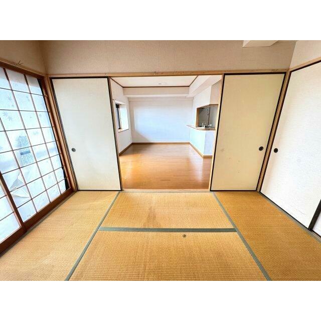 リビング横には6帖の和室あり。来客時の宿泊室としてもご使用いただけます。