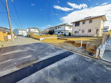 １号棟　前面道路含む現地写真