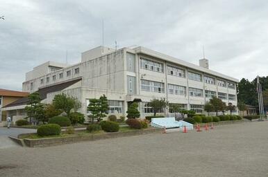 岡本北小学校　920ｍ/徒歩12分、車3分