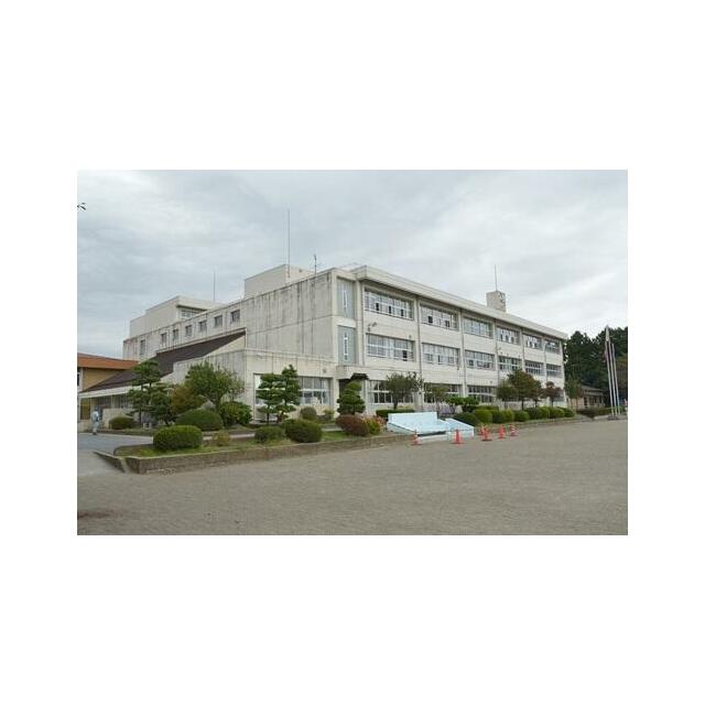 岡本北小学校　976ｍ/徒歩13分、車3分