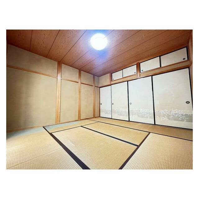 8帖 和室「大容量押し入れ付きで収納には困りません。」