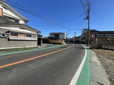 前面道路の写真です。国道４６５号線、８．５ｍの幅員があり車の通行がしやすいです。