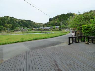 テラス。前面道路は花尾神社への参道です。