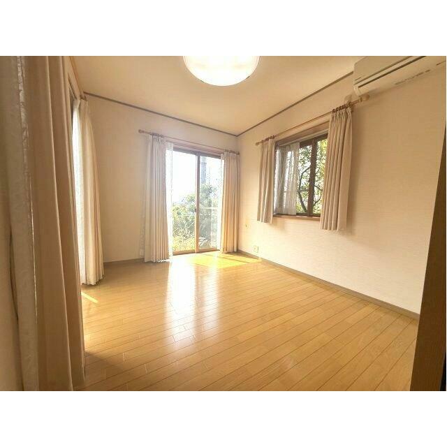 ゆったりした洋室です