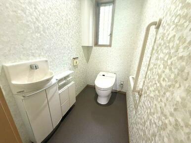 落ち着いた色調のトイレです